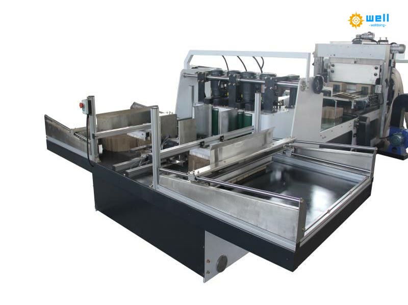 Corrugated box assembly machine for beer box