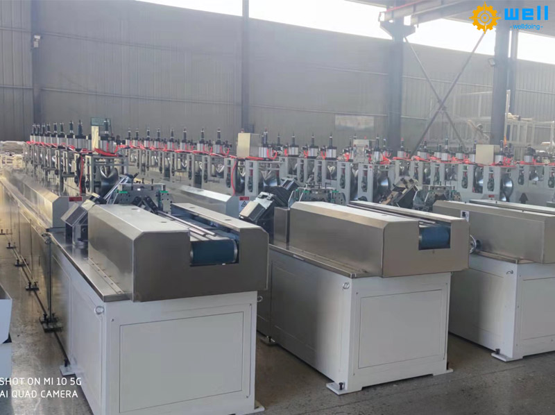 Automatic paper angle board corner protector machine