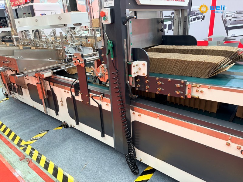 China Beer Carton Box Partition Assembly Machine Manufacturer